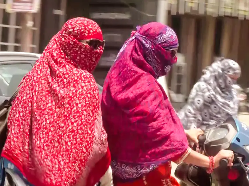 Delhi bakes on season’s hottest day as temperature hits 42.8°C, IMD issues yellow alert Delhi bakes on season’s hottest day as temperature hits 42.8°C, IMD issues yellow alert