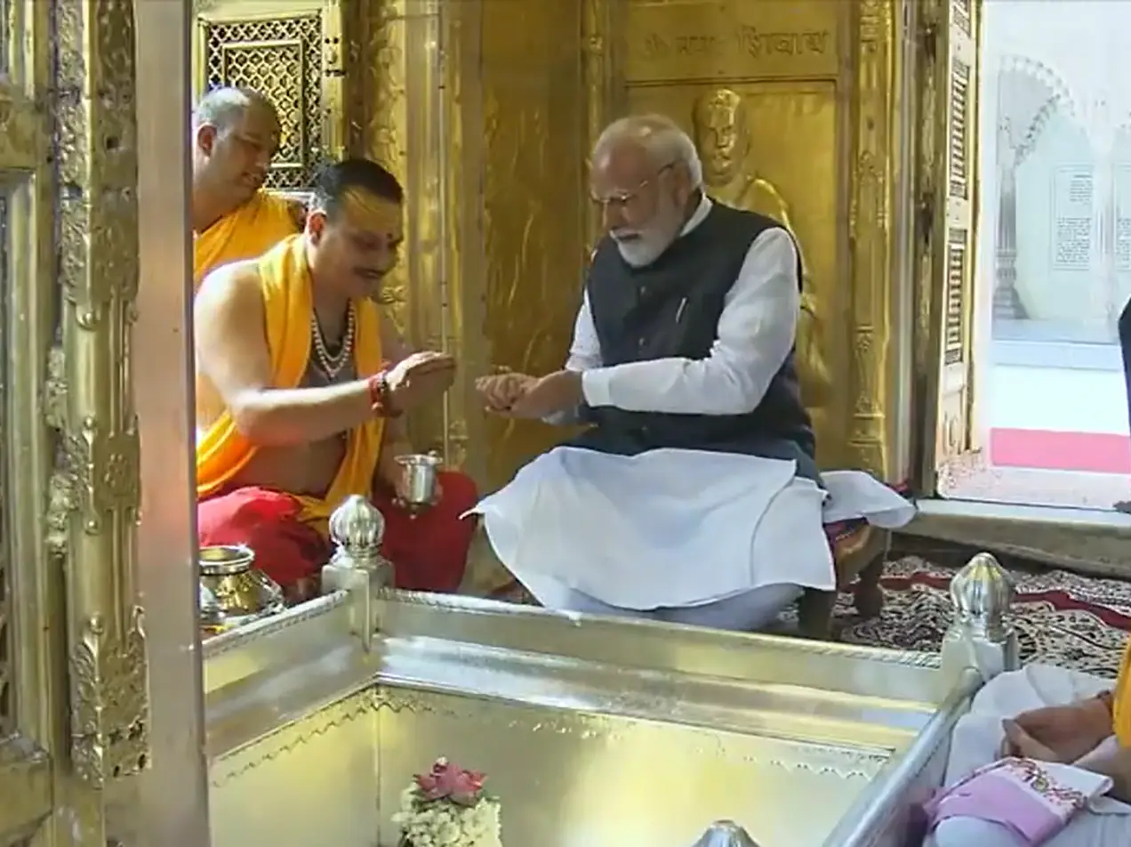 PM Modi visits Kashi Vishwanath temple, inaugurates Ganga Expressway PM Modi visits Kashi Vishwanath temple, inaugurates Ganga Expressway