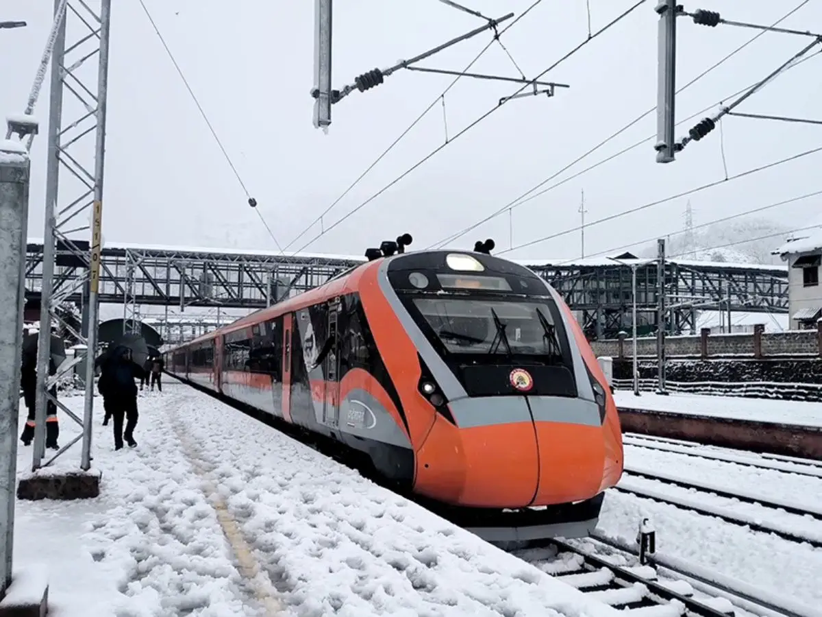 Railway Minister Ashwini Vaishnaw to flag off extended Srinagar–Jammu Vande Bharat tomorrow Railway Minister Ashwini Vaishnaw to flag off extended Srinagar–Jammu Vande Bharat tomorrow