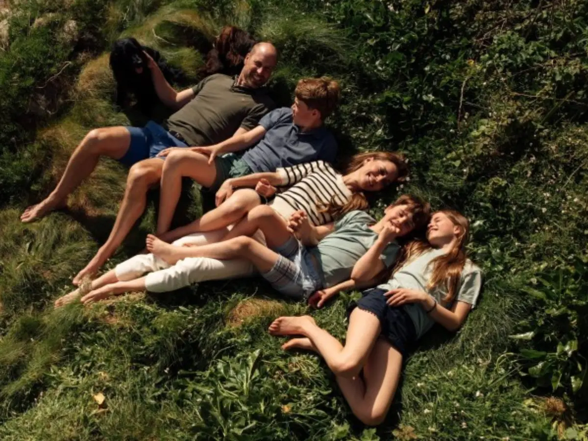 Prince William and Kate celebrates 15th wedding anniversary, share sweet picture with kids and 2 dogs