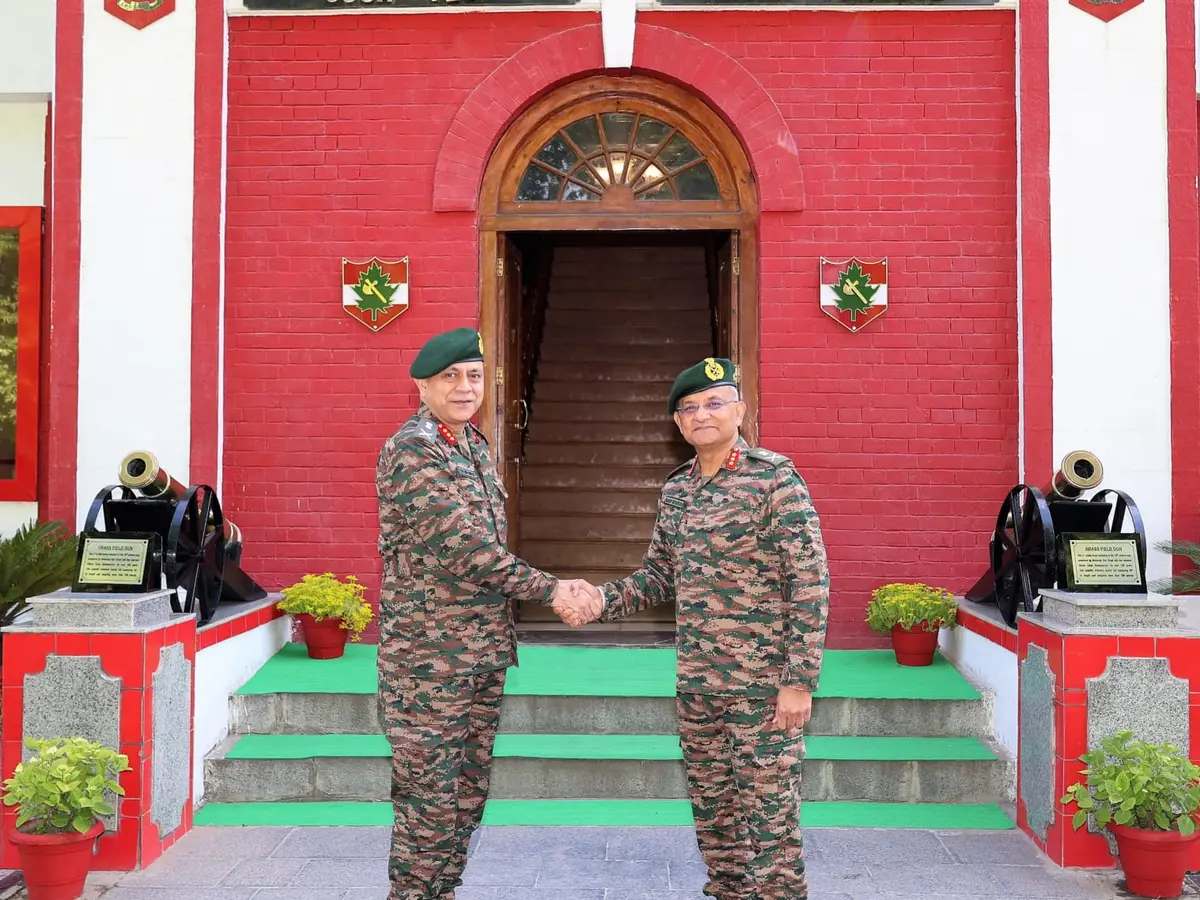 Leadership Transition at Chinar Corps: Lt Gen Balbir Singh Takes Charge as Lt Gen Prashant Srivastava Moves to Army HQ