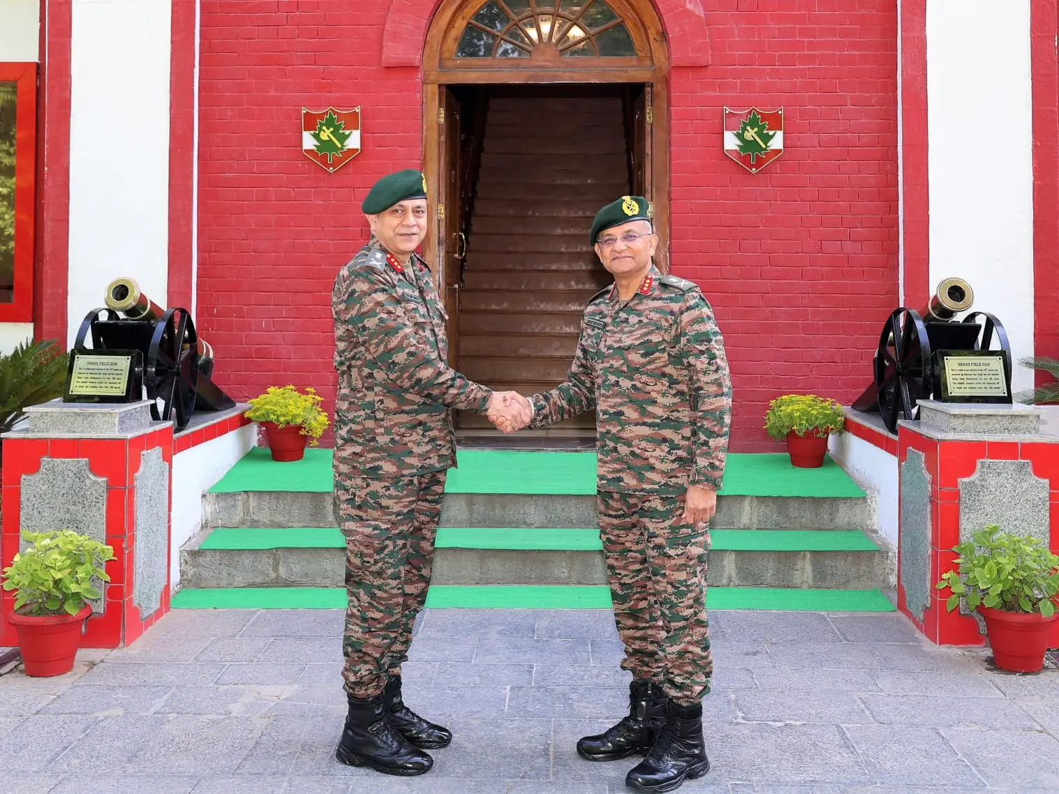 Leadership Transition at Chinar Corps: Lt Gen Balbir Singh Takes Charge as Lt Gen Prashant Srivastava Moves to Army HQ Leadership Transition at Chinar Corps: Lt Gen Balbir Singh Takes Charge as Lt Gen Prashant Srivastava Moves to Army HQ