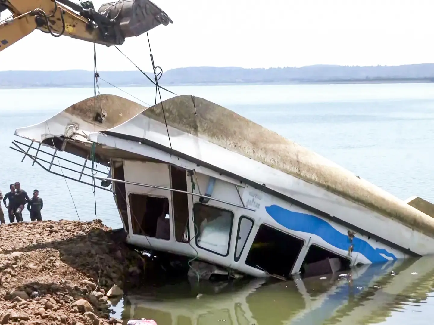 Midnight terror in Bhagalpur: 33-metre slab of Bihar's Vikramshila Setu plunges into Ganges river; authorities seal vital bridge | Watch