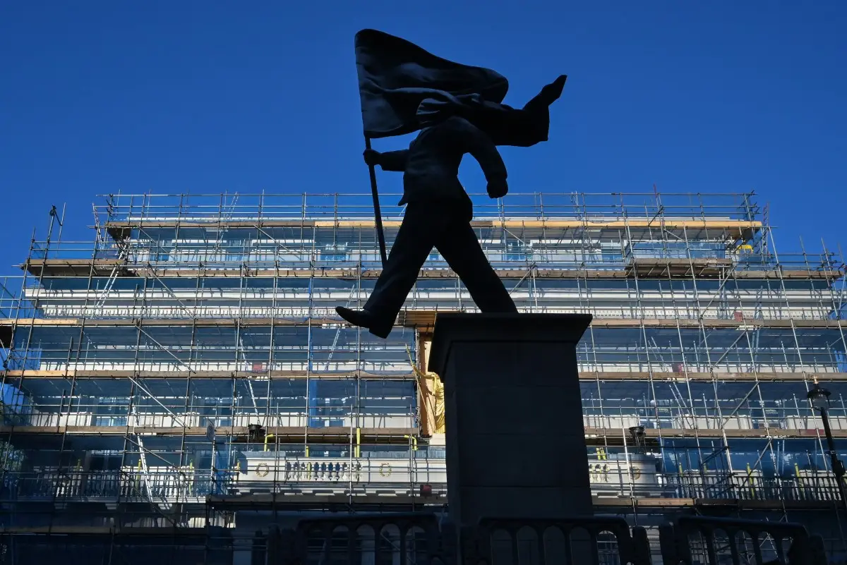 How did Banksy install the sculpture?