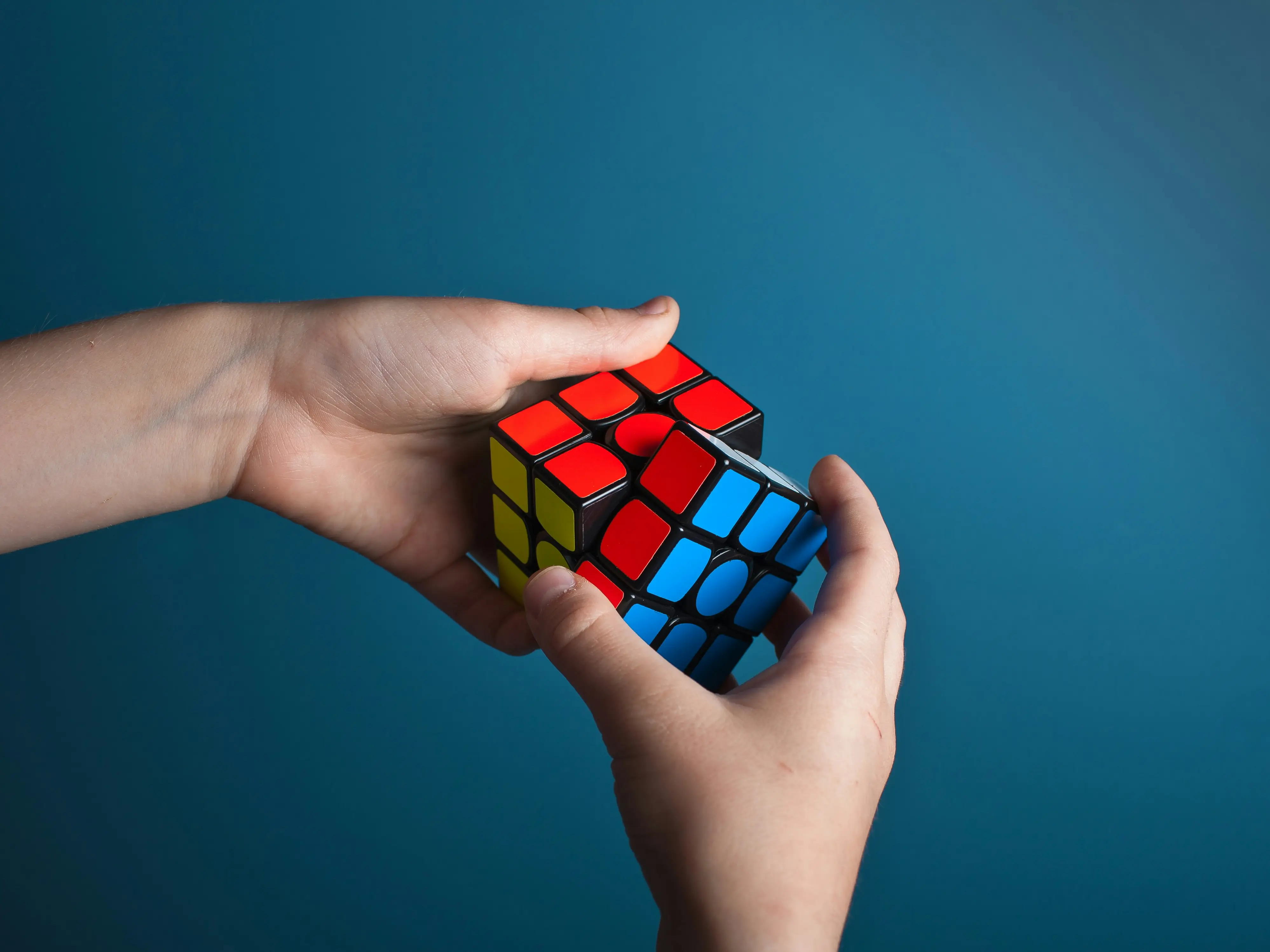 Tom Kopke sets world record solving Rubik’s Cube mid-air in 23 seconds Tom Kopke sets world record solving Rubik’s Cube mid-air in 23 seconds
