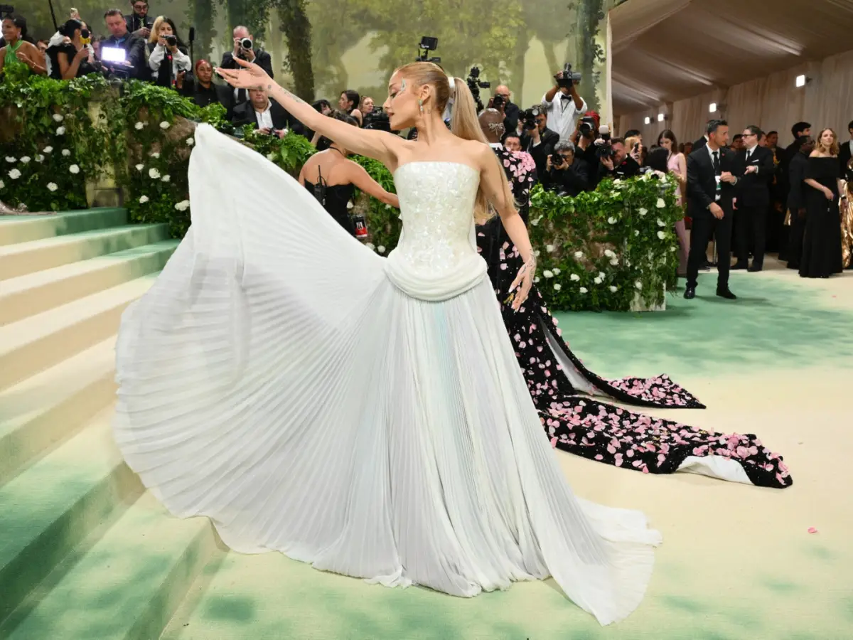 Ariana Grande pauses Chicago show to talk about stepping back from spotlight, says it was planned, 'quietly, a long time ago' Ariana Grande pauses Chicago show to talk about stepping back from spotlight, says it was planned, 'quietly, a long time ago'