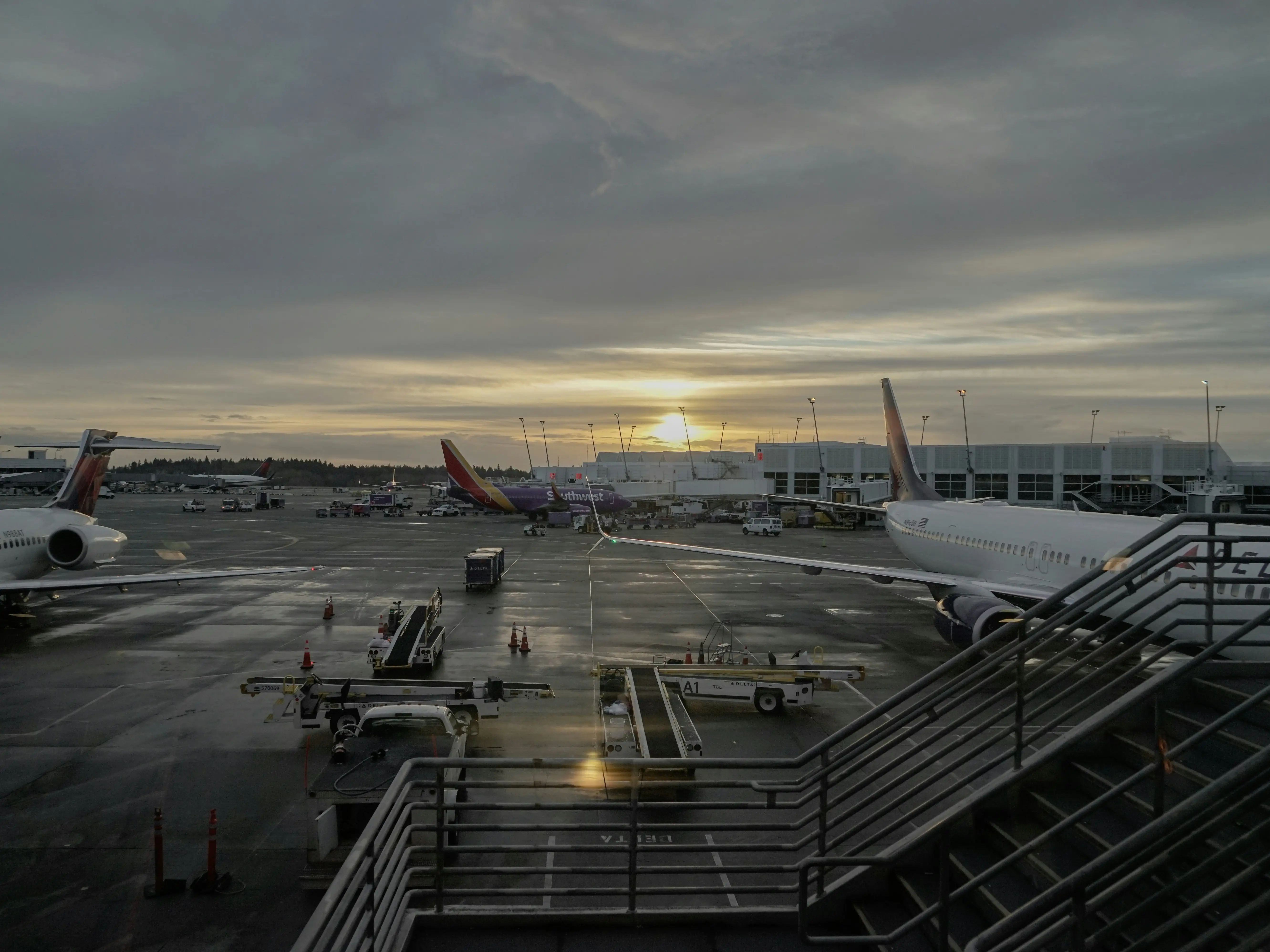 JFK close call: Plane flies just 500 feet above Delta aircraft as both try to land JFK close call: Plane flies just 500 feet above Delta aircraft as both try to land