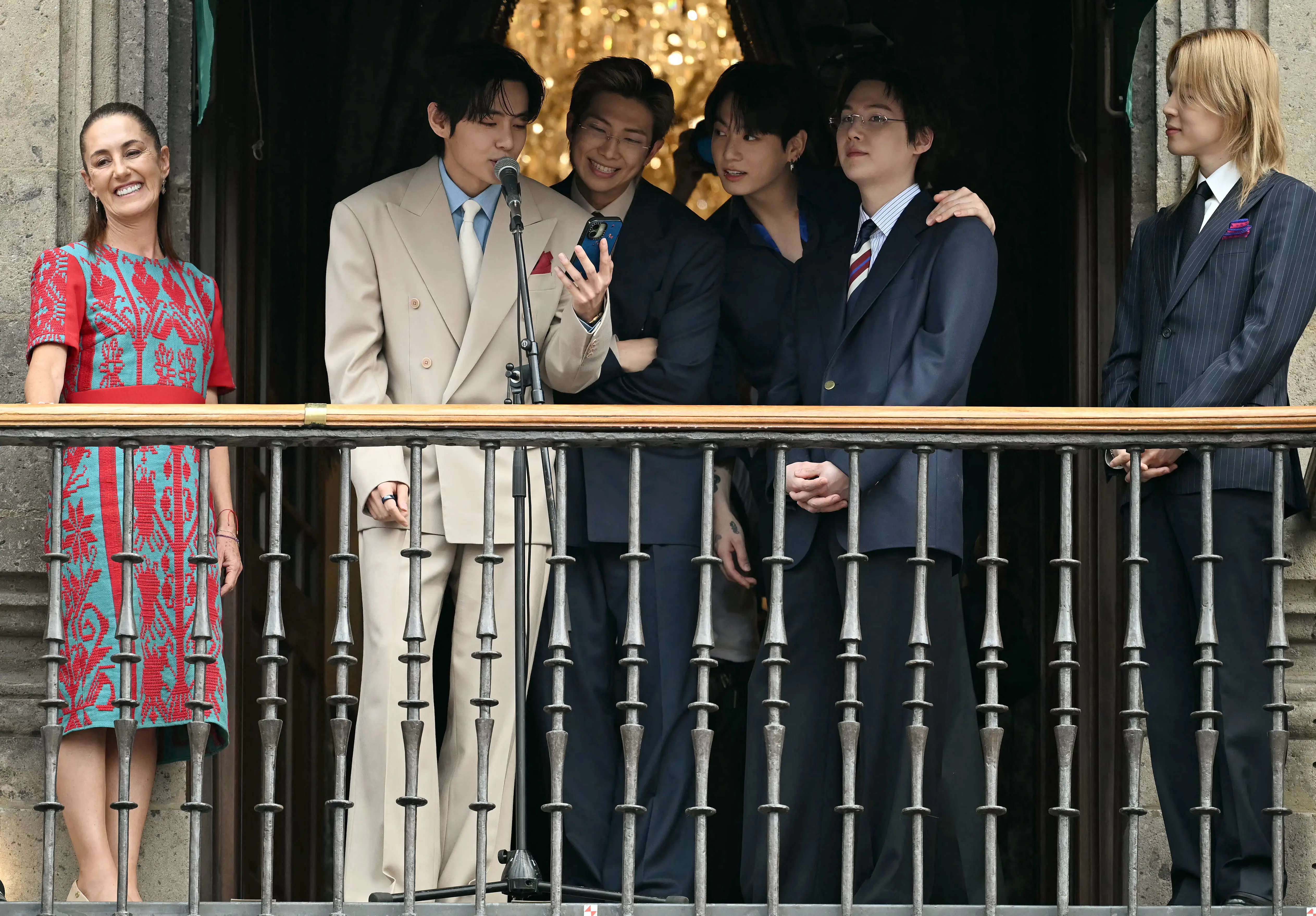 BTS meets Mexican president, greets 50,000+ fans from National Palace