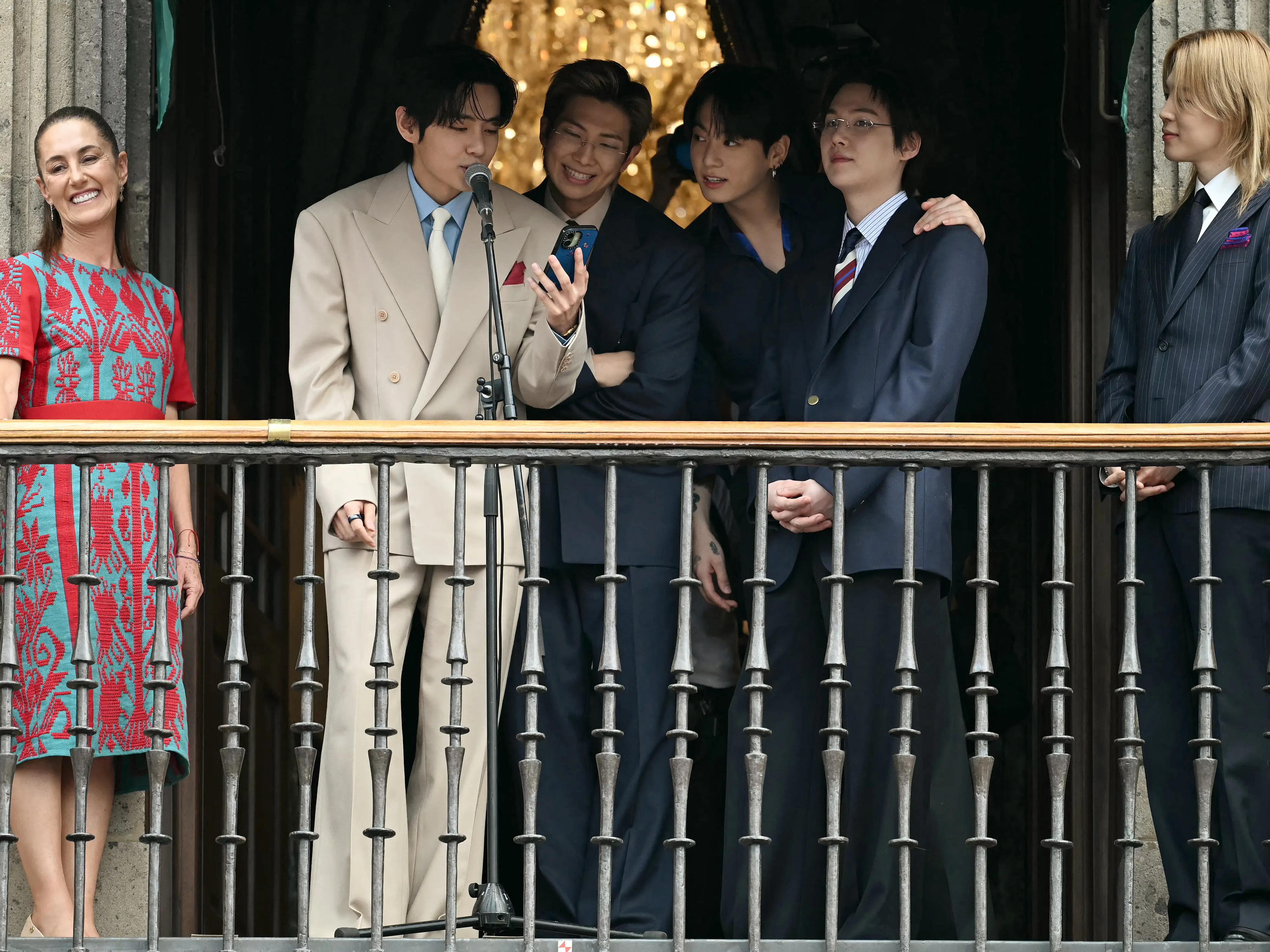 BTS meets Mexican president, greets 50,000+ fans from National Palace BTS meets Mexican president, greets 50,000+ fans from National Palace