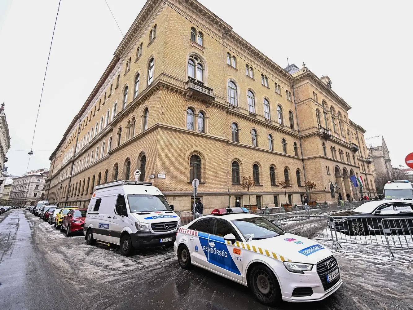 Hostage crisis unfolds in Germany after armed bank robbery Hostage crisis unfolds in Germany after armed bank robbery