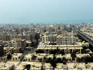 How many people live on Iran’s Qeshm Island?
