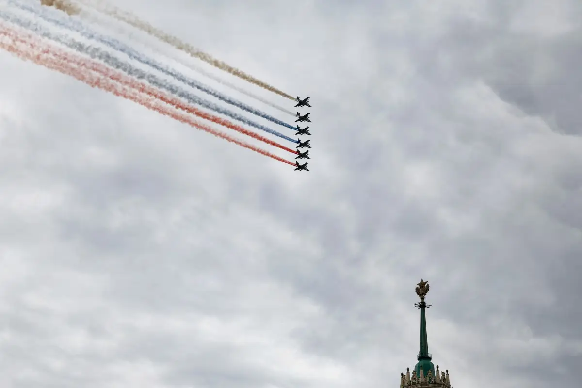 Fighter jets streak over Moscow