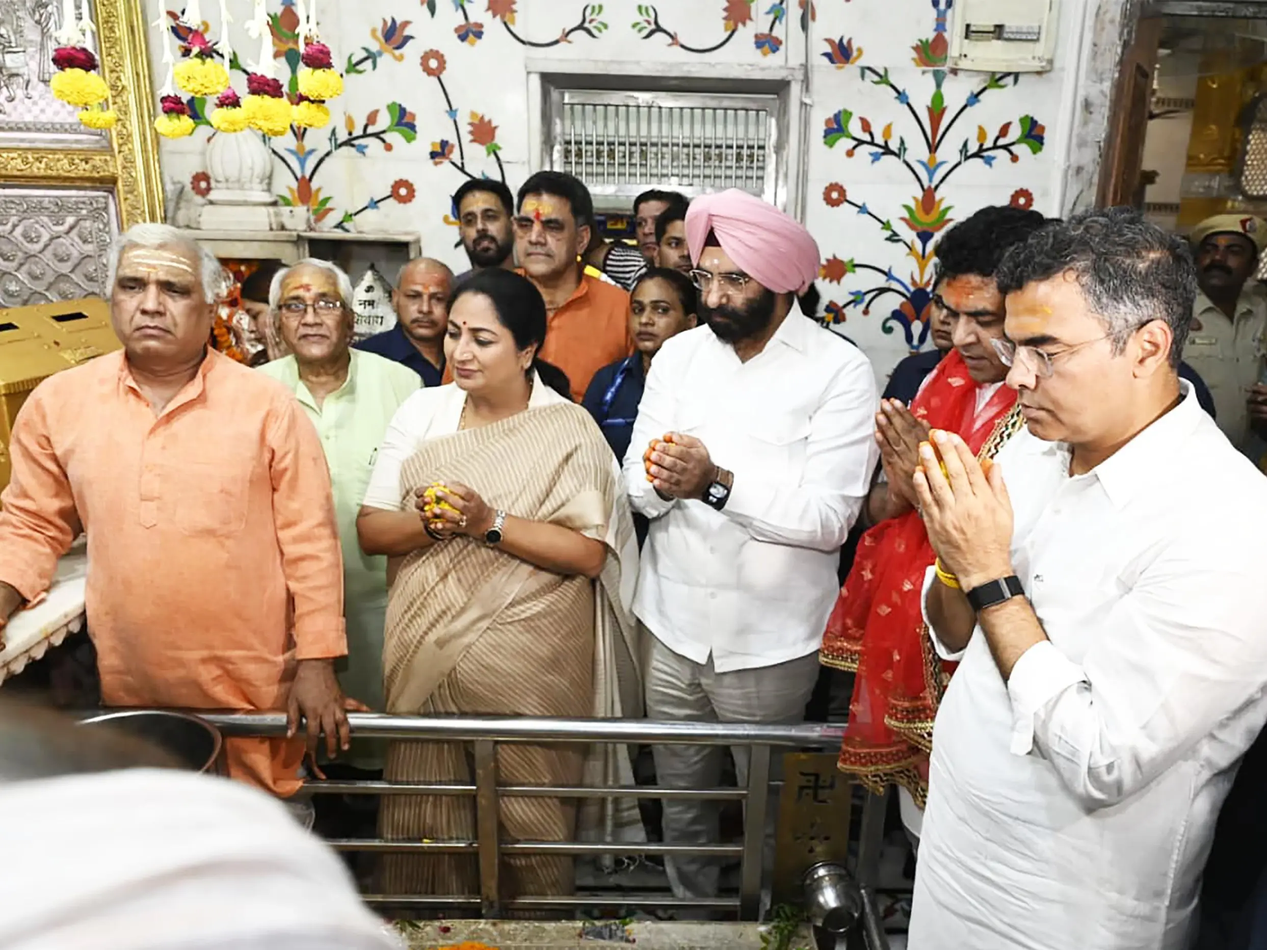 Delhi CM Rekha Gupta offers prayers at Delhi's Gauri Shankar temple Delhi CM Rekha Gupta offers prayers at Delhi's Gauri Shankar temple