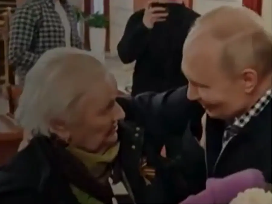 Flowers, hug, dinner: Putin's rare gesture for his former German teacher goes VIRAL - VIDEO