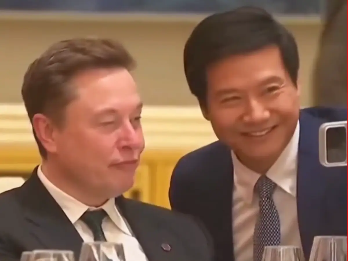 Xiaomi CEO Lei Jun looks smitten as he takes a selfie with his rival Elon Musk - Watch Xiaomi CEO Lei Jun looks smitten as he takes a selfie with his rival Elon Musk - Watch