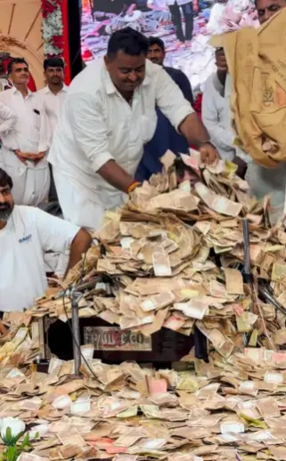 WATCH: Devotees rain bundles of notes on Gujarat bhajan singer, leave internet divided