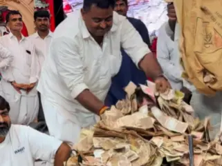 WATCH: Devotees rain bundles of notes on Gujarat bhajan singer, leave internet divided WATCH: Devotees rain bundles of notes on Gujarat bhajan singer, leave internet divided