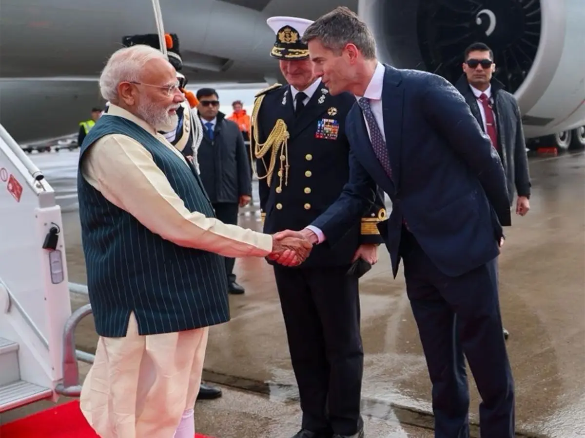 PM Modi meets Indian diaspora in Hague, greeted by loud cheers and applause PM Modi meets Indian diaspora in Hague, greeted by loud cheers and applause