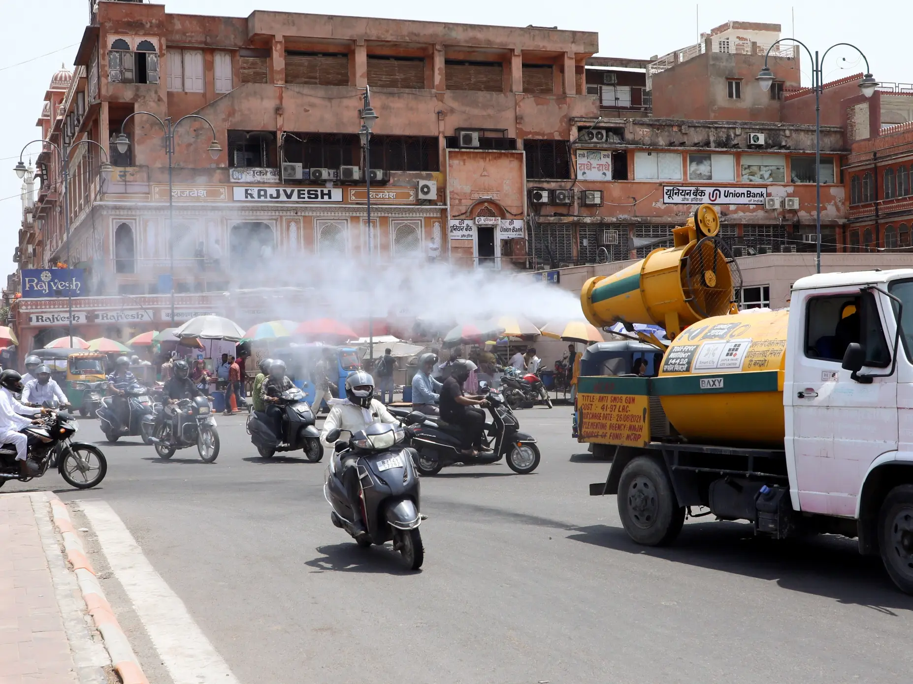 Delhi sizzles at 45.1°C amid yellow alert; intense heatwave grips north and central India Delhi sizzles at 45.1°C amid yellow alert; intense heatwave grips north and central India