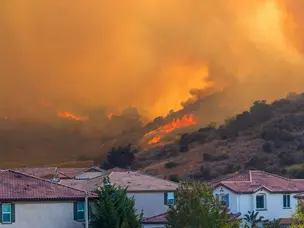 Thousands evacuated as California wildfire threatens homes | PICS