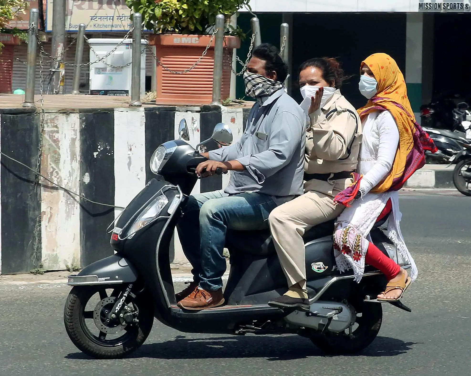 UP sizzles under severe heatwave as Banda district hits 48.2°C, IMD issues 'red alert' for 11 districts