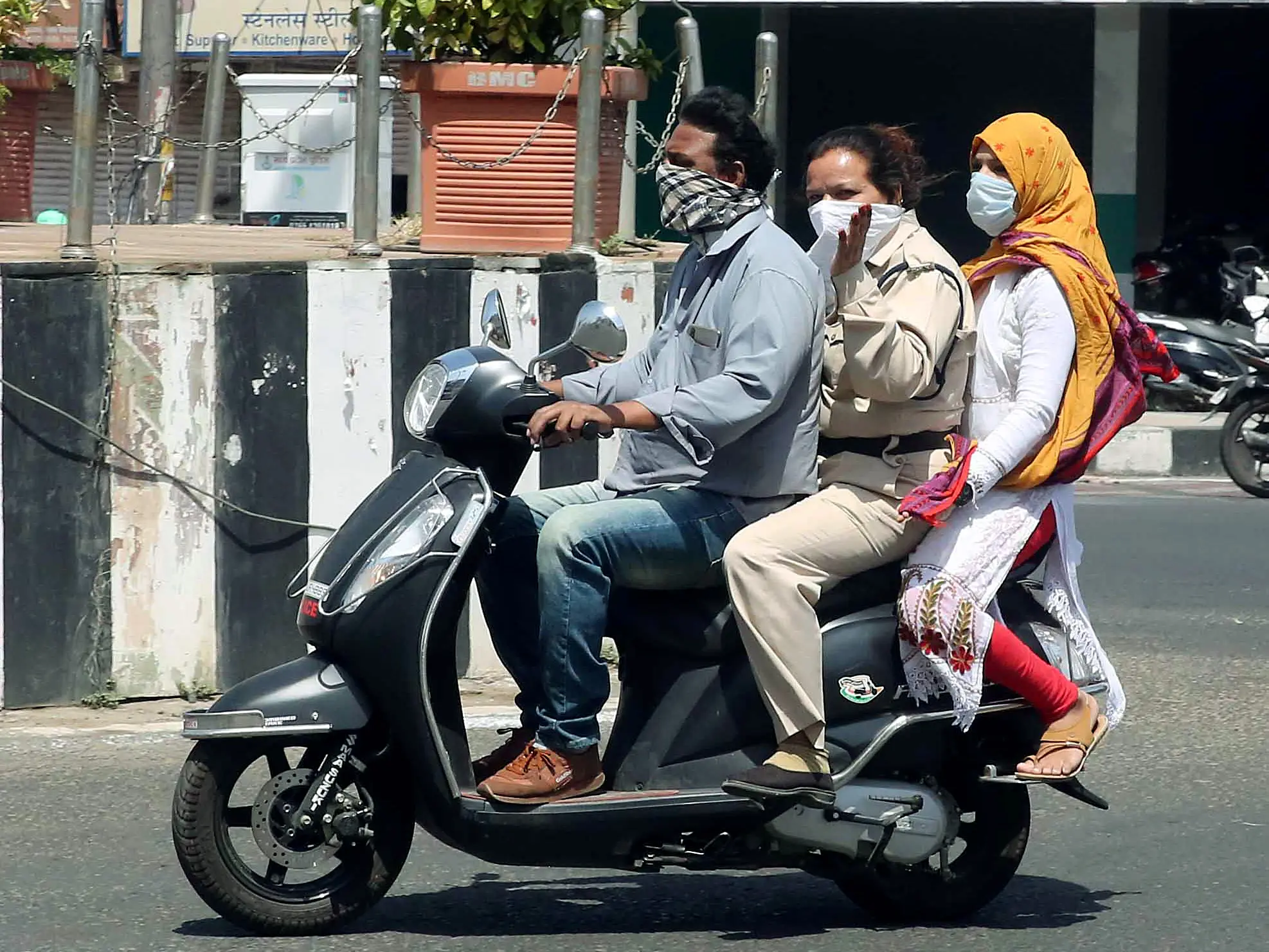 UP sizzles under severe heatwave as Banda district hits 48.2°C, IMD issues 'red alert' for 11 districts UP sizzles under severe heatwave as Banda district hits 48.2°C, IMD issues 'red alert' for 11 districts