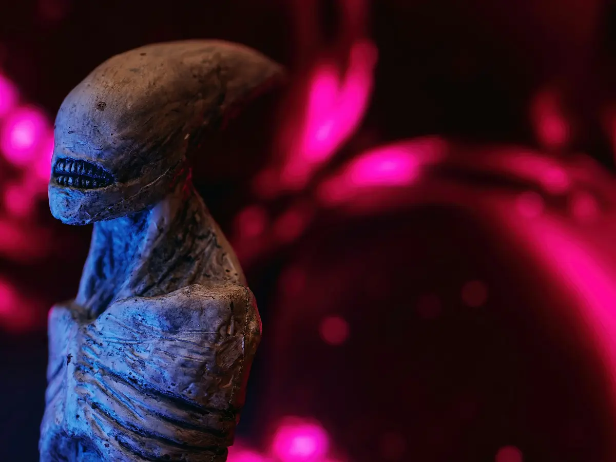 When aliens come visiting...AI robots, not real beings, will threaten our existence, scientist says When aliens come visiting...AI robots, not real beings, will threaten our existence, scientist says