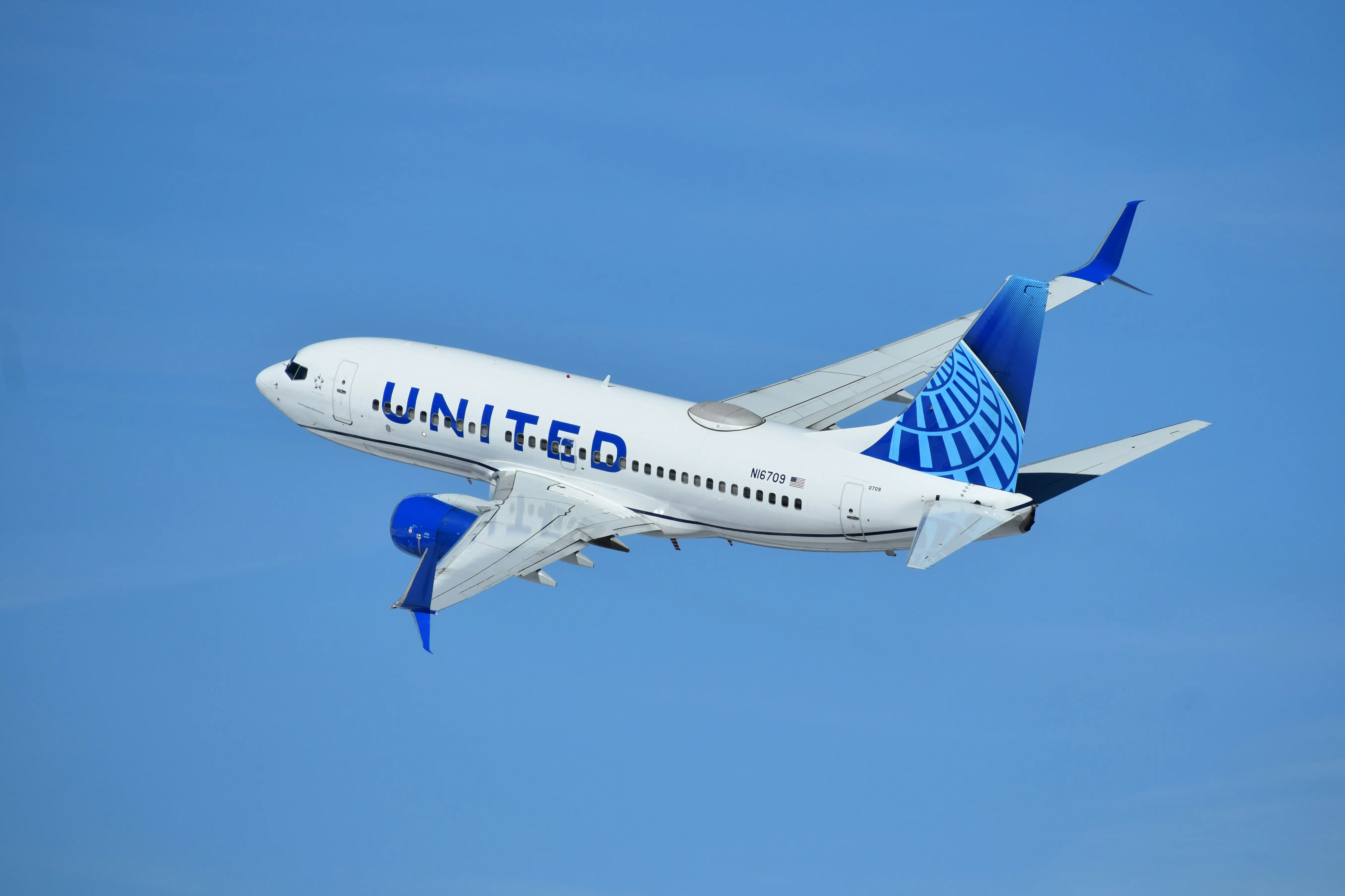 Man tries to open plane door at 36,000 feet; 500 unruly passenger reports in 2026