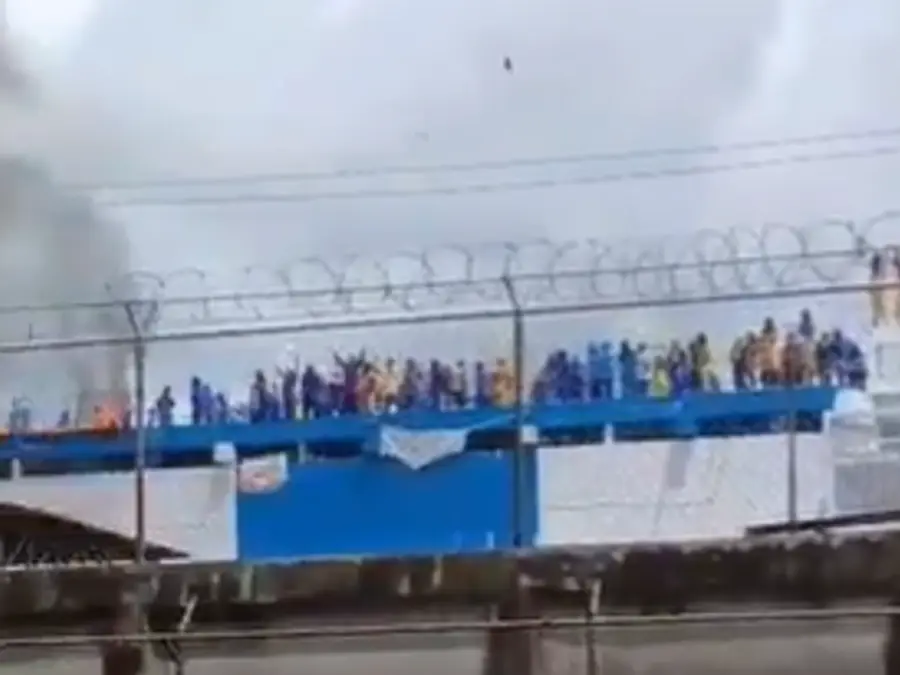 WATCH: Venezuela prisoners occupy prison, light mattresses in protest of alleged abuse