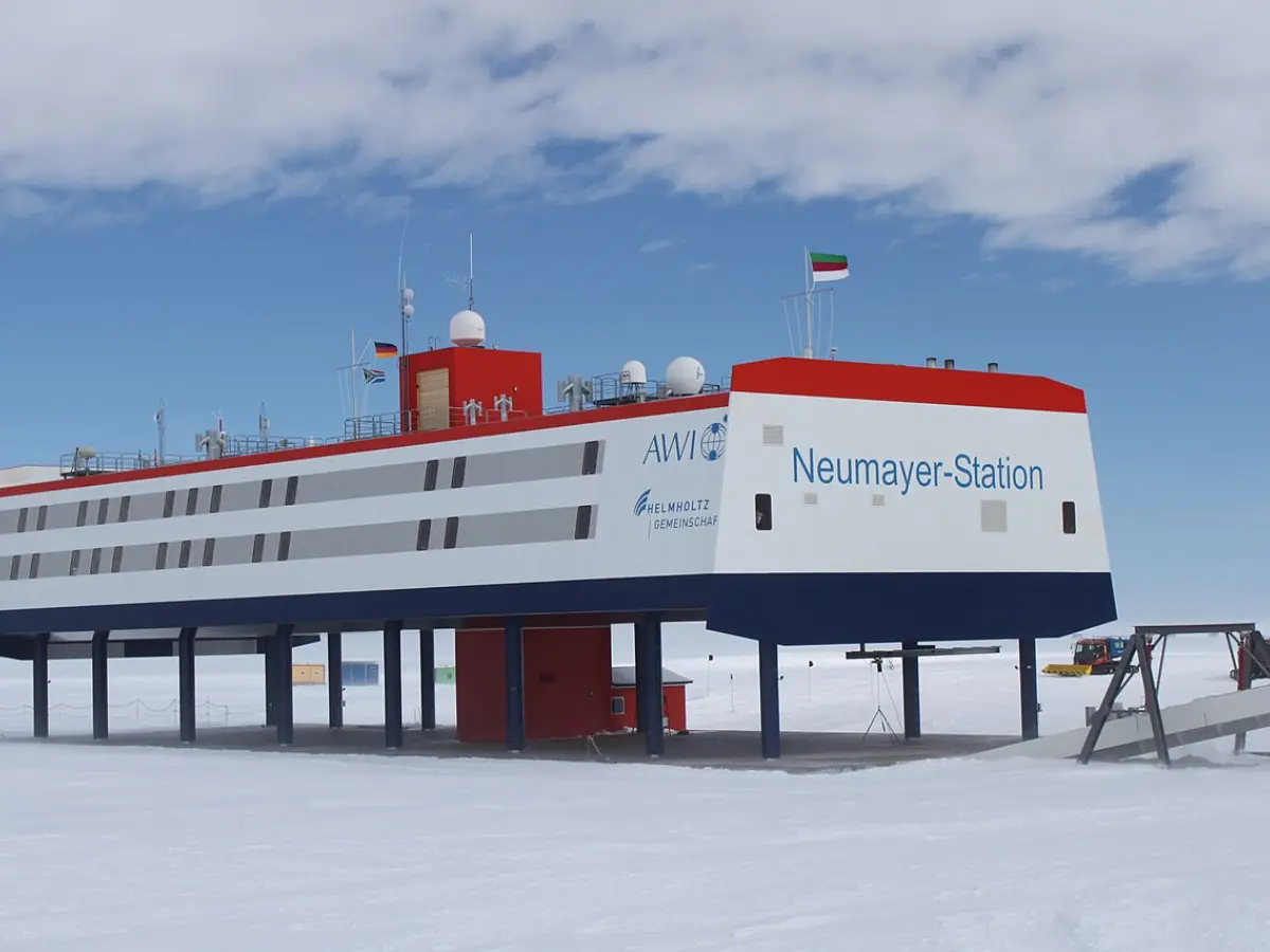 9,000 litres of diesel sinks in Antarctica after ice sheet with 7 containers drifts and breaks apart 9,000 litres of diesel sinks in Antarctica after ice sheet with 7 containers drifts and breaks apart