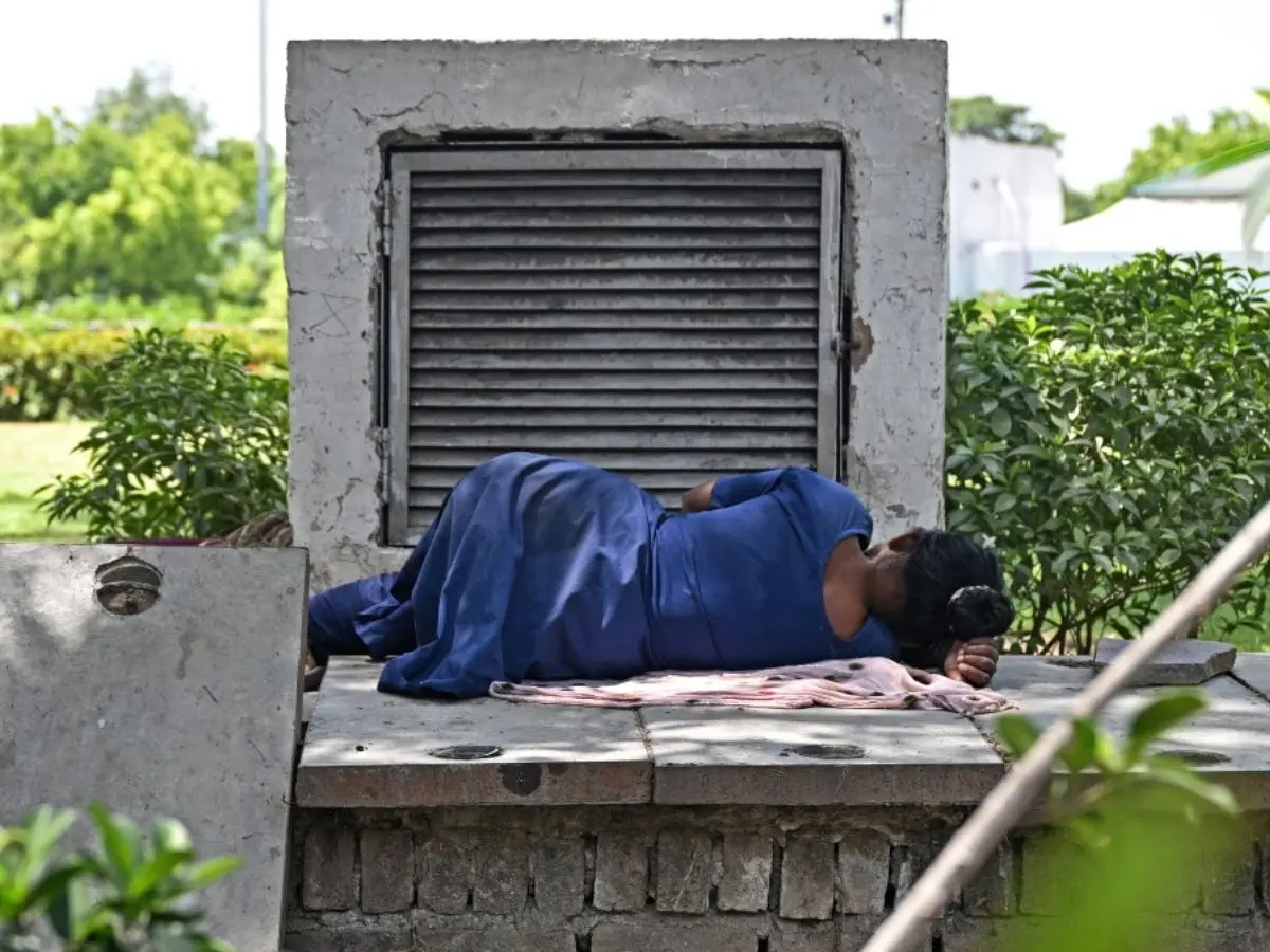 Warns of symptoms of heat exhaustion