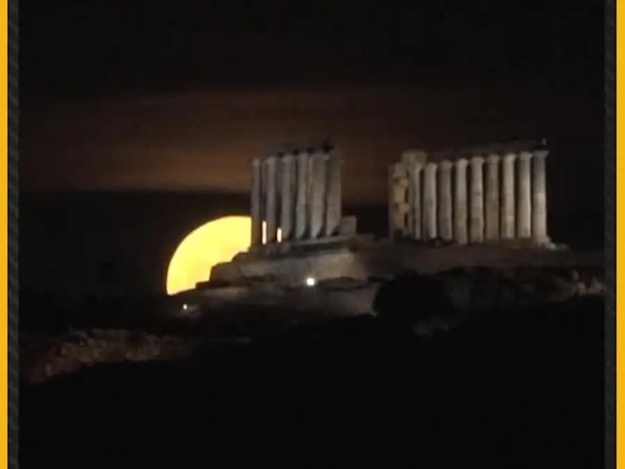 Blue Moon 2026: May 'Blue' Full Moon Rises Over the Poseidon Temple in Greece