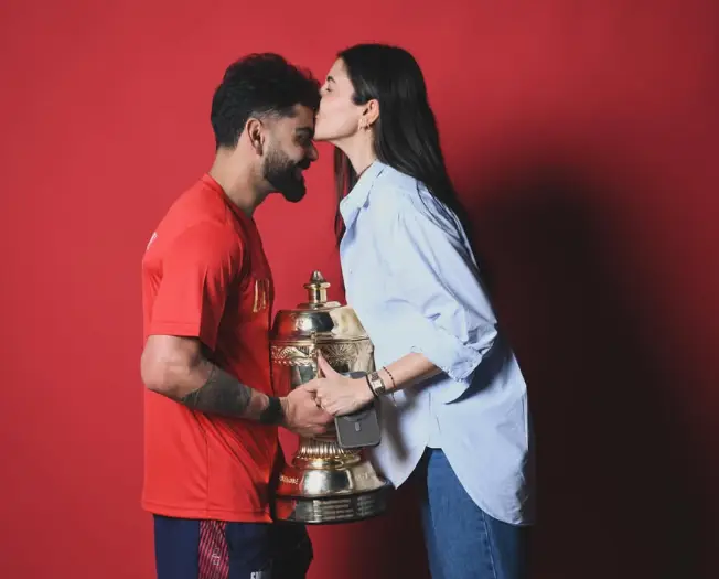 Anushka Sharma plants a kiss on Virat Kohli’s forehead as they celebrate RCB’s IPL win, see pic