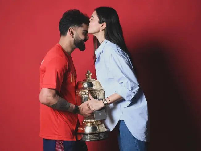 Anushka Sharma plants a kiss on Virat Kohli’s forehead as they celebrate RCB’s IPL win, see pic Anushka Sharma plants a kiss on Virat Kohli’s forehead as they celebrate RCB’s IPL win, see pic