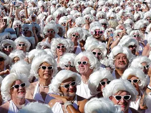 A sea of blondes: 1000 Marilyn Monroe lookalikes set staggering world record on icon’s 100th birthday