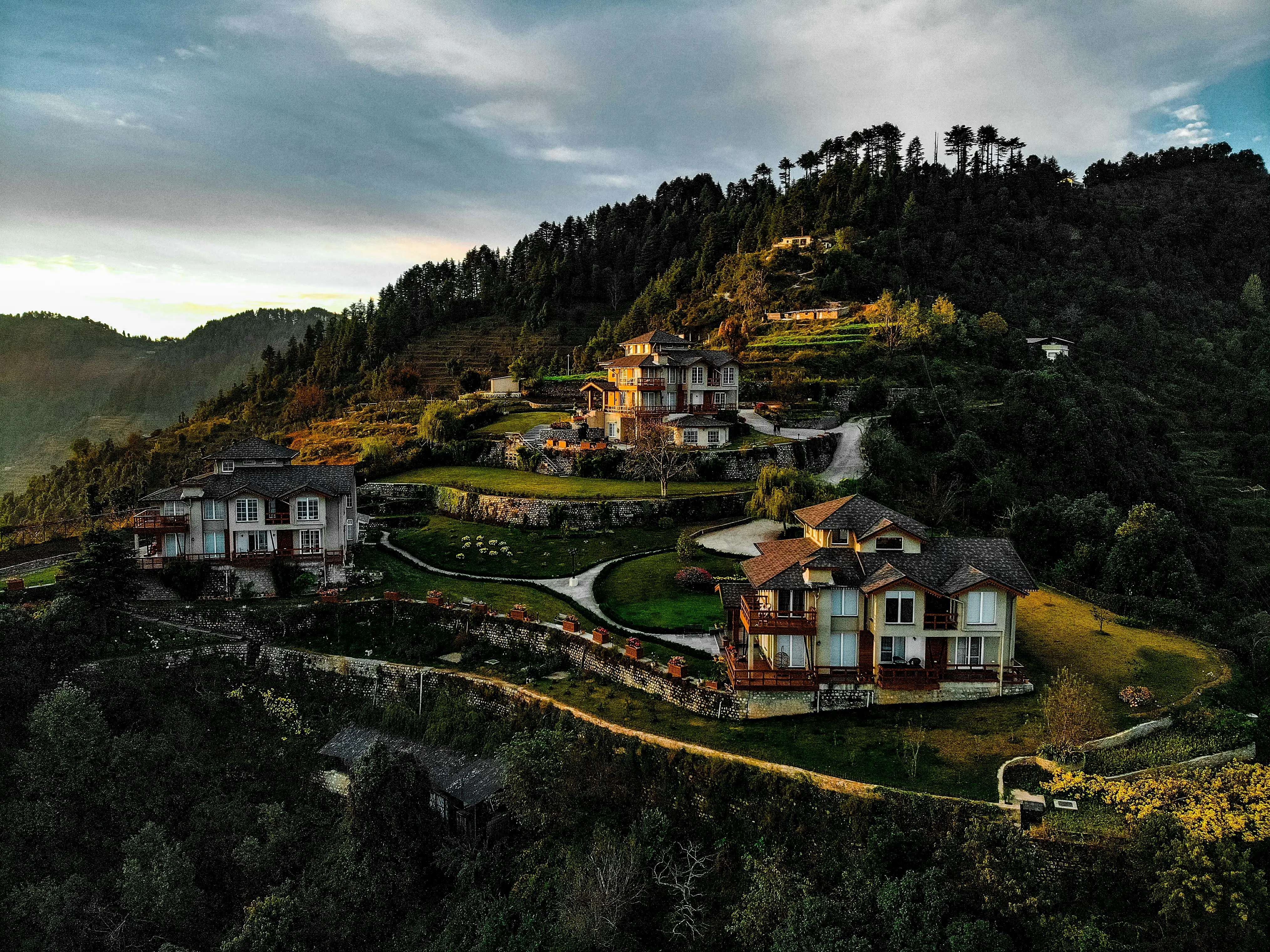 2. Nainital, Uttarakhand (~300 km from Delhi | 14–20°C)