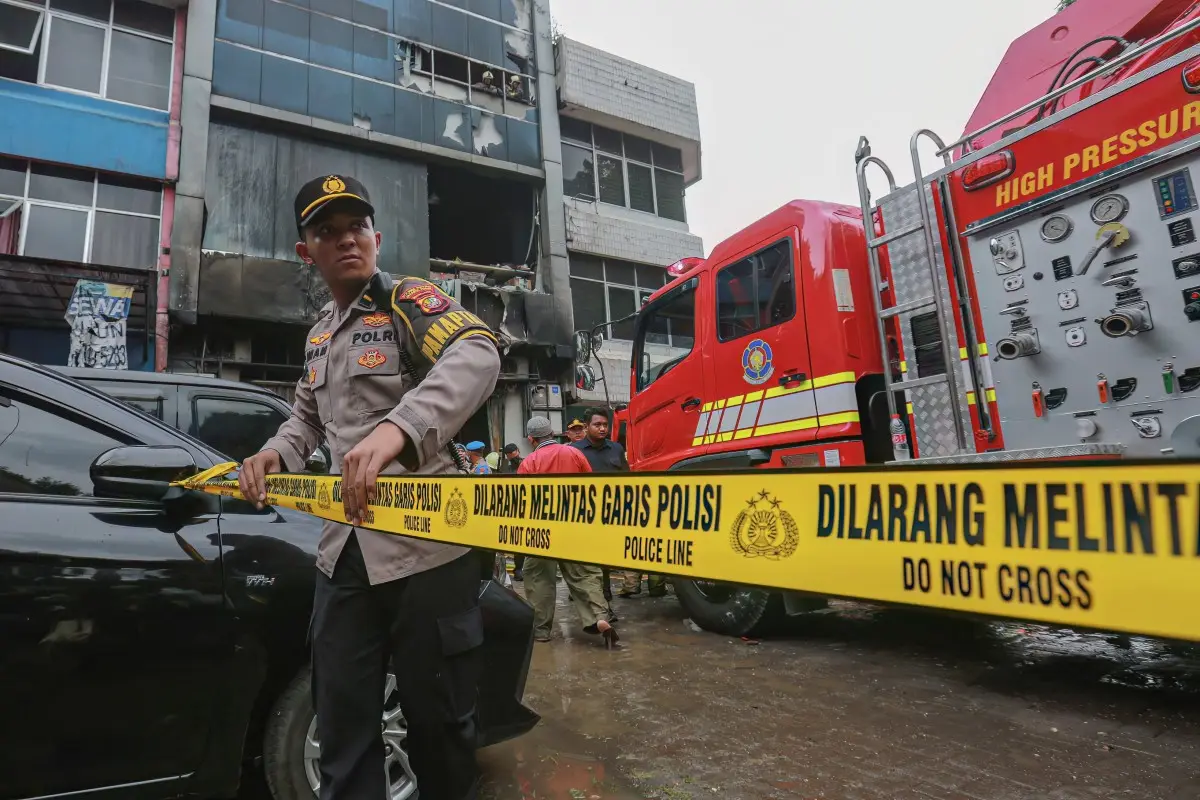 Massive fire destroys buildings at Jakarta's Jiung Market, leaving hundreds homeless