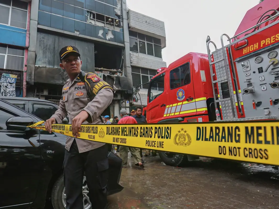 Massive fire destroys buildings at Jakarta's Jiung Market, leaving hundreds homeless Massive fire destroys buildings at Jakarta's Jiung Market, leaving hundreds homeless