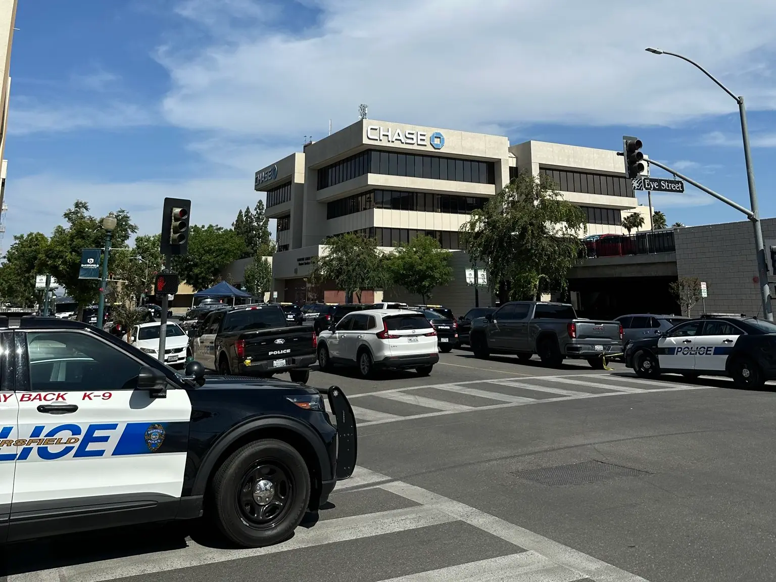 Bakersfield bank hostage situation: Major police response underway as man with bomb strapped to chest hijacks California bank Bakersfield bank hostage situation: Major police response underway as man with bomb strapped to chest hijacks California bank