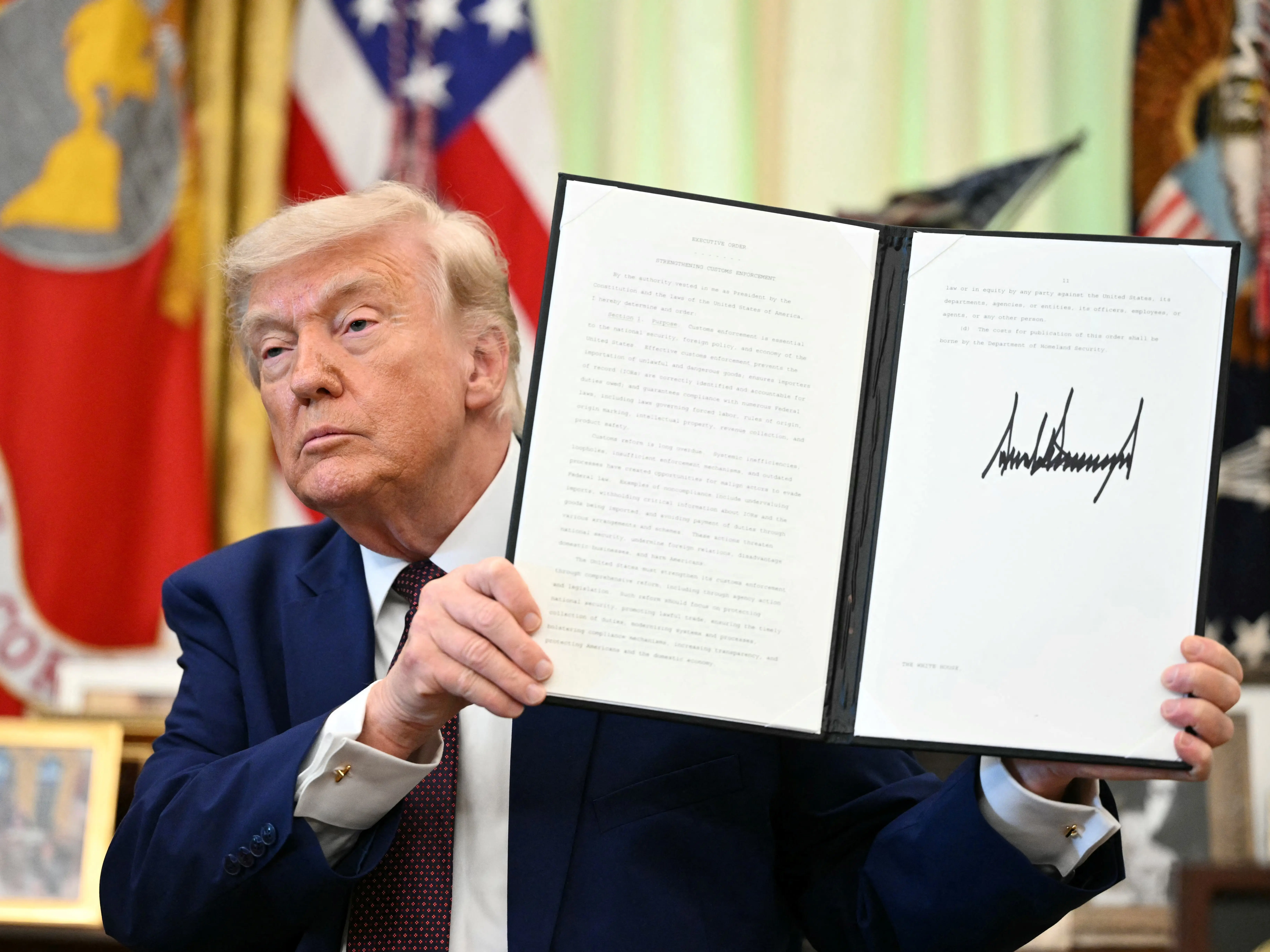 Trump signs executive order making easier to fire 8,000 senior federal employees Trump signs executive order making easier to fire 8,000 senior federal employees