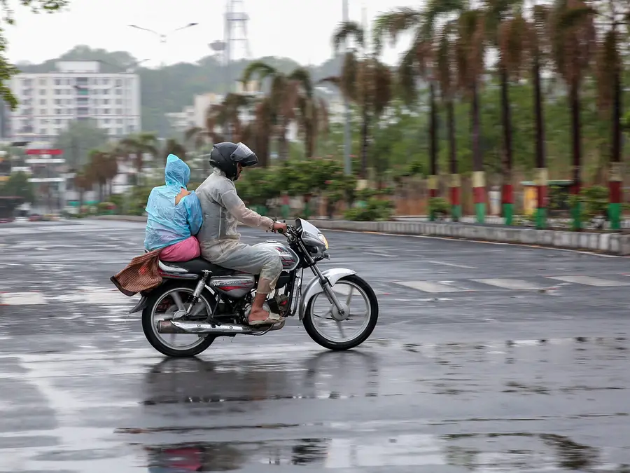 Heavy rain accompanied by dust storm lashes Delhi-NCR, IMD issues alert for thunderstorms & hail