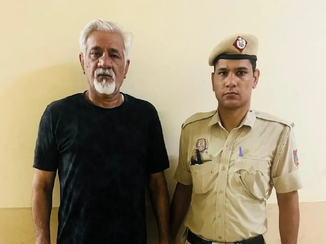 Delhi fire: Hotel owner drove past ablaze building, did not stop to assist in rescue efforts Delhi fire: Hotel owner drove past ablaze building, did not stop to assist in rescue efforts