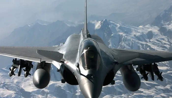 How US fighter jet missiles stay accurate even when signals are jammed