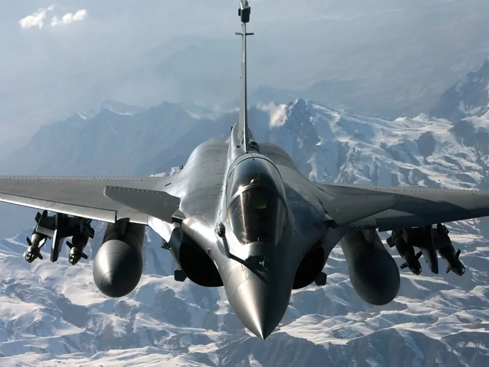 How US fighter jet missiles stay accurate even when signals are jammed