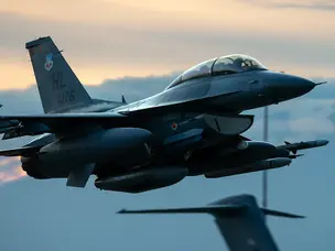 Can a fighter jet dodge a missile at the last second?