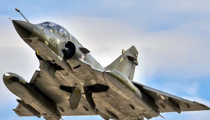 Why fighter jets are so loud compared to normal planes