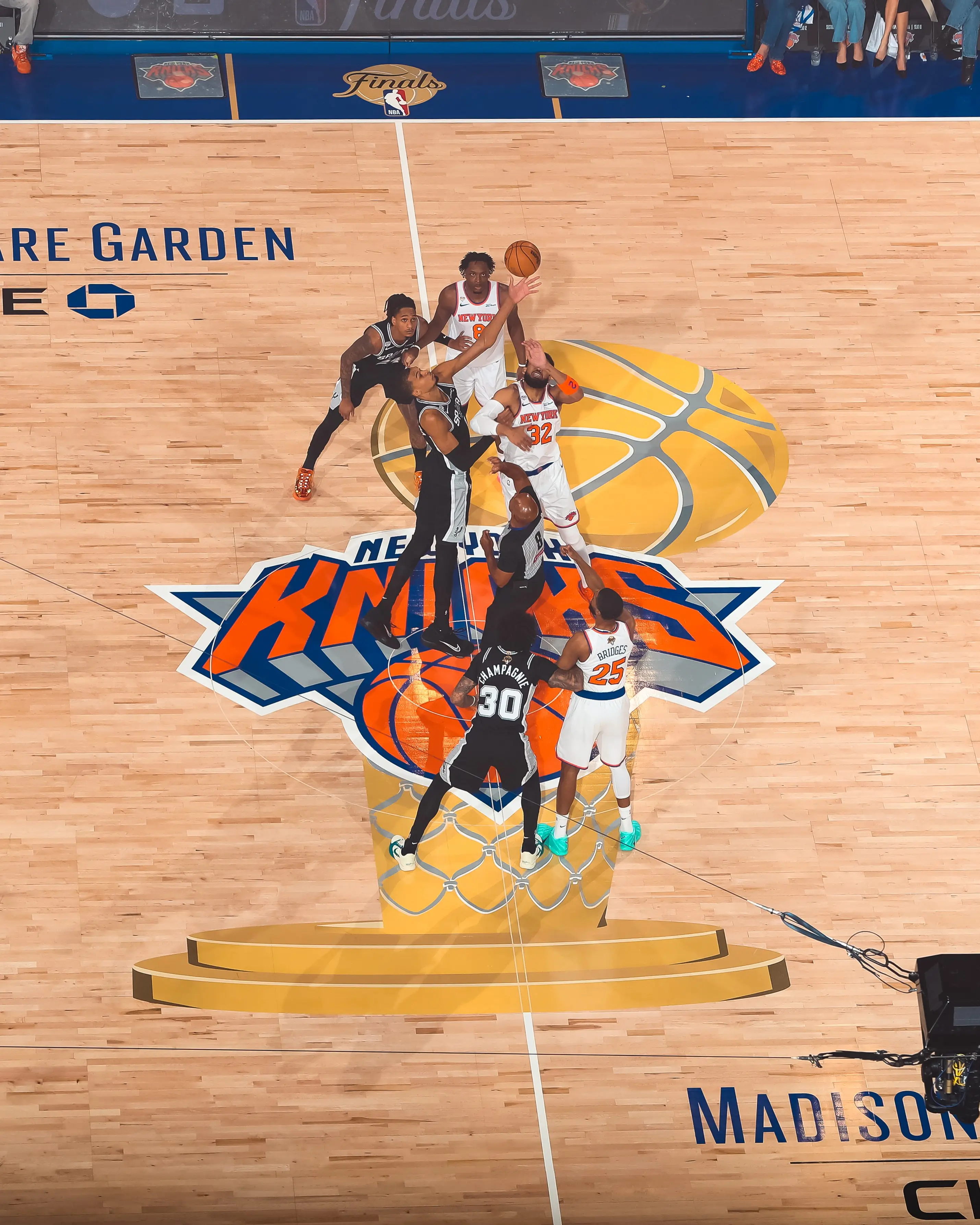 NBA Finals, Game 3 | Spurs hold off Knicks as Trump gets booed and naps during thriller - WATCH