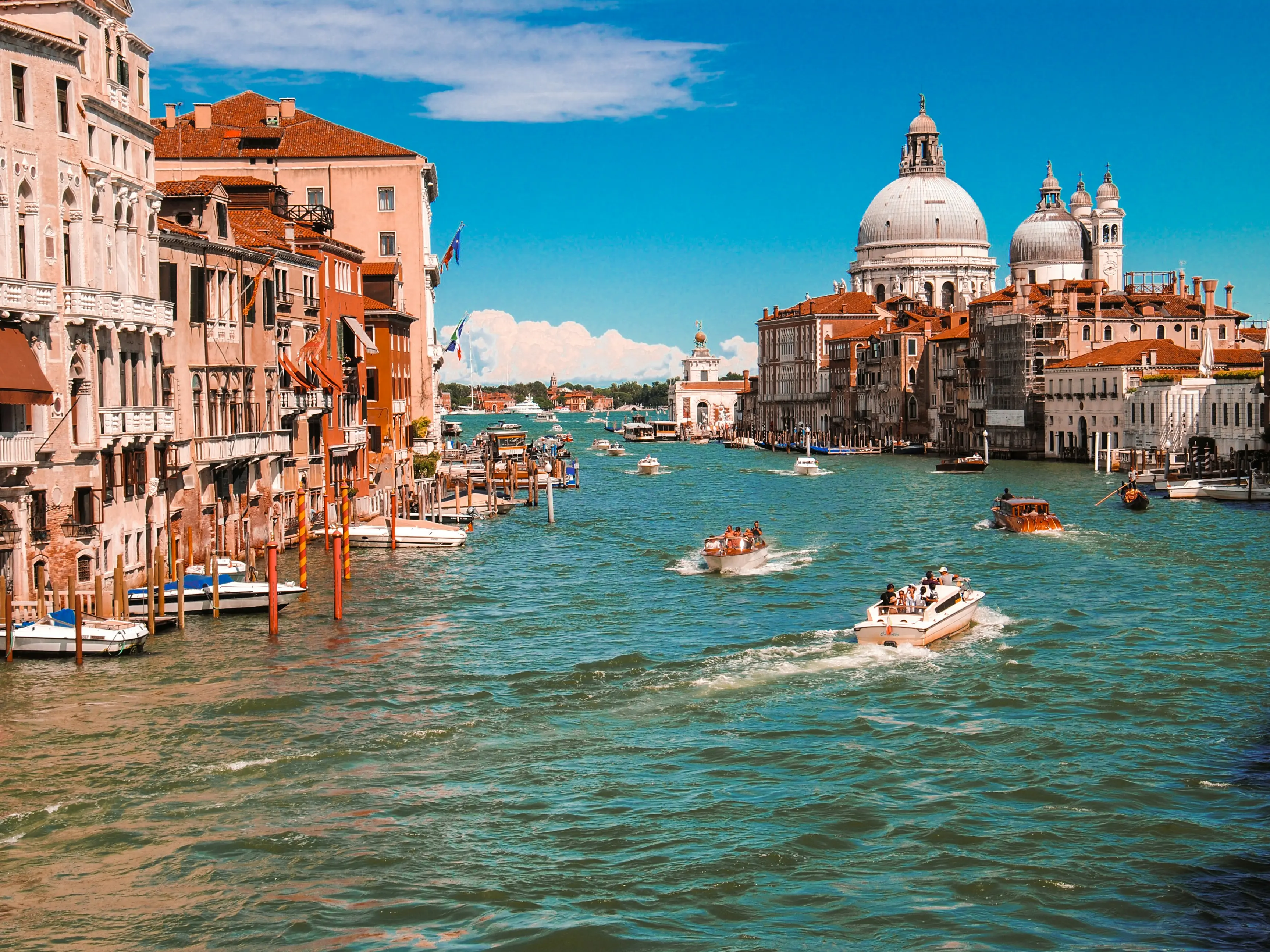 Why is this city built on more than 100 islands? Why is this city built on more than 100 islands?