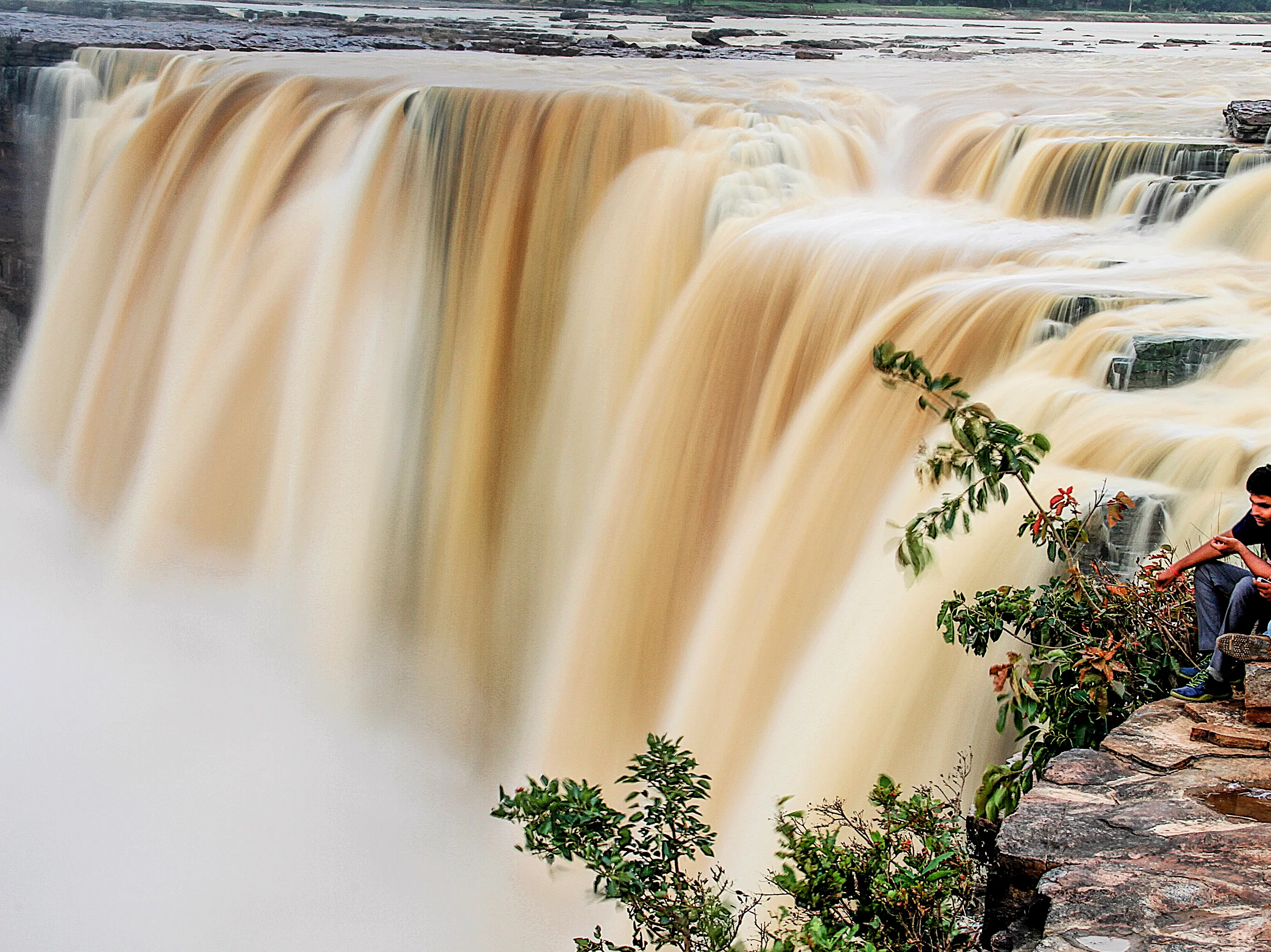 Why is this waterfall called the Niagara of India? Why is this waterfall called the Niagara of India?