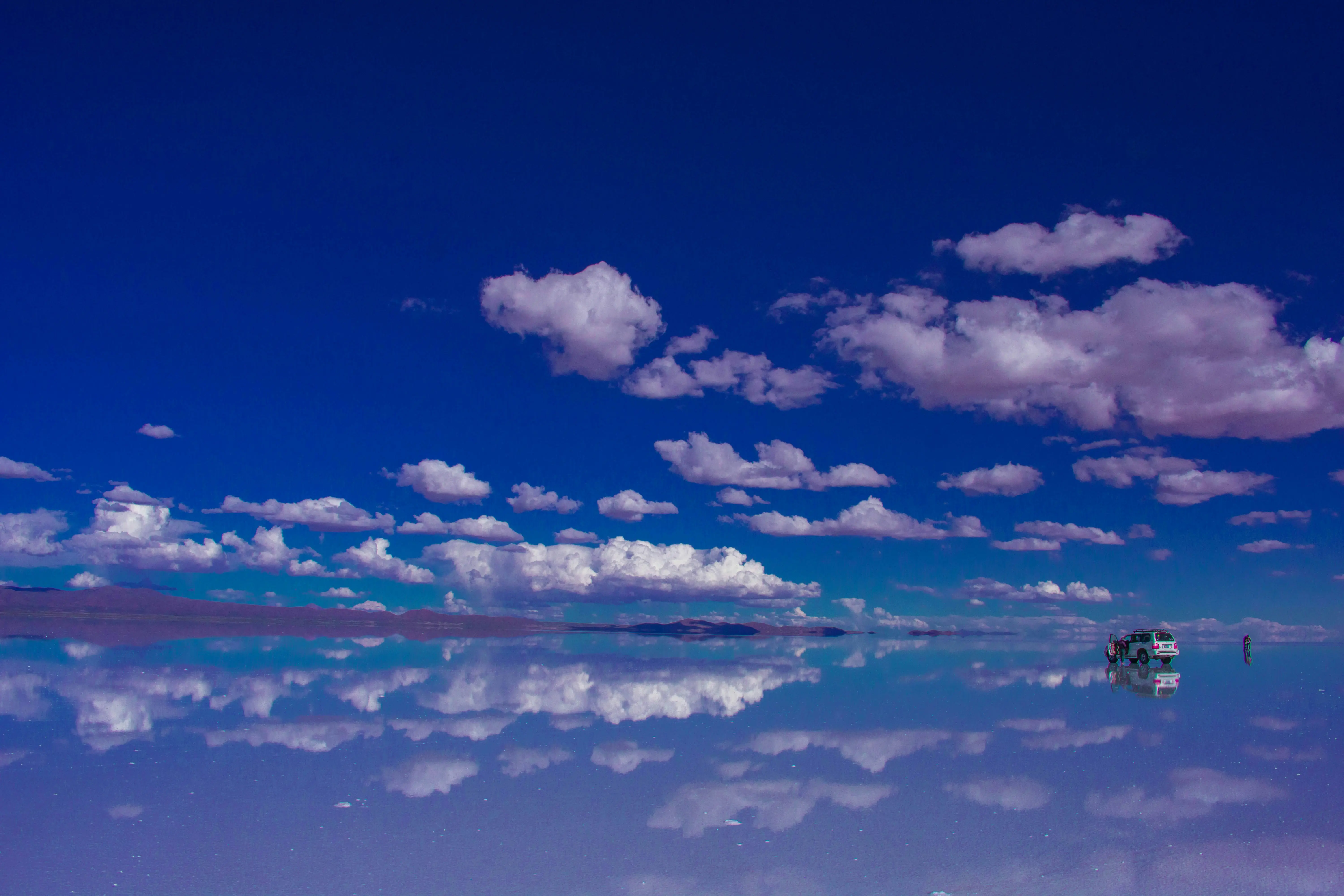 Why is this lake called the world's largest mirror?